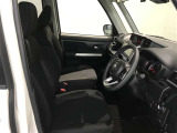 高いホールド性で運転姿勢が安定します。長距離ドライブでも疲れにくいのが魅力です。快適なドライビングライフをお送りください♪
