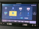 CD、USB、Bluetoothなど、多様なソースに対応。お好みの音楽で快適なドライブを楽しめます。様々なメディアに対応し、飽きさせません。