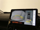 【全周囲モニター】車を上空から見下ろしたような映像をカーナビ画面に映し出し、車庫入れや縦列駐車をサポートしてくれます。