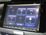 ナビゲーションは純正8インチメモリーナビ(VXM-215VFEi)を装着しております。AM、FM、CD、DVD再生、Bluetooth、フルセグTVがご使用いただけます。初めて訪れた場所でも安心ですね