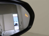 隣車線を走る車両をレーダーで検知し、ドアミラーでは確認しにくい後側方エリアに存在する車両に加え、急接近してくる車両も検知します。車両を検知するとドアミラーに搭載されたLEDインジケーターが点灯します。