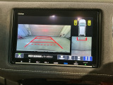 リバースギアに入れるだけで後方の表示へ切り替わります。夜間や雨の日の駐車も楽になりますよ。