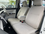 運転席からの視界は良好で、運転に集中できます。シートの形状も体によくフィットします。