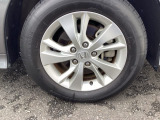 純正アルミホイールです。足元が引き立つので、車全体のイメージがアップしますよ!
