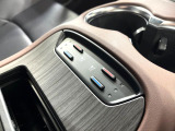 【シートヒーター&ベンチレーション】夏場は涼しい風でお尻や背中の熱やムレを防ぎ、冬はエアコンよりも早く温まってポカポカに!季節を問わず快適に過ごせます。