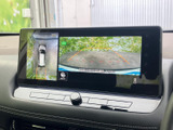 後方確認モニターで駐車時の安全性を向上させます。狭い場所でもスムーズな車庫入れが可能です。