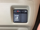 左側電動スライドドアは運転席からでも操作ができるように、ハンドル付近に開閉の操作スイッチが付いています。