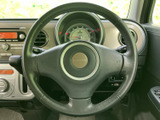 握りやすいステアリングは、運転操作をスムーズにします。操作性にも優れ、運転の楽しさを高めます。