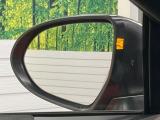 【ブラインドスポットモニター】走行中、ドアミラーの死角になりやすい箇所に後続車が接近するとサイドミラーのレンズに警告を表示!ドライバーに注意喚起をしてくれます。