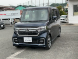 雨の日は中古車は選びにくいですよね。でも当店なら安心です。電話予約を頂ければ屋根下へ移動させて頂きます。雨でもじっくりご検討いただけます。