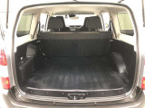 駆動用バッテリーをリヤシート下に配置することで、ガソリン車と同等なゆとりのあるラゲージスペースを確保しています。
