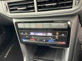 タッチコントロール式2ゾーンフルオートエアコンパネル。運転席、助手席それぞれ独立して温度管理が可能です。花粉やダストを除去するフレッシュエアフィルターも装備され、クリーンな室内環境を保ちます。