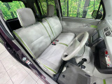 運転席まわりには十分なスペースがあり、大柄な方でもゆったり運転していただける環境です。