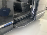 オプションのユニバーサルステップです。電動でステップが自動で出ます。