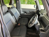 フロントベンチシートが運転席足元もゆったり、広々快適です、助手席へのウォークスルーも楽々可能ですよ☆