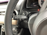 レバーをAUTOの位置にしているとき、レインセンサーが雨を感知すると、雨量に応じてワイパーが自動で作動してくれるオートワイパーを装備!設定変更で非作動にすると、間欠作動に固定されます。