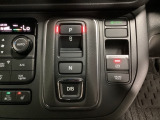 シフトはセレクトレバーのなくなったエレクトリックギアセレクターになっています。「e:HEV」搭載車ですので、日常シーンのほとんどをモーターで走行し、状況に応じあらゆる領域で優れた燃費走行を実現します。