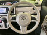握りやすい形状で、運転操作をサポート。快適なドライビングポジションを実現します。