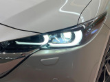 【LEDヘッドライト】悪天候や夜間走行時も良好な視界を確保し安心して運転できる高輝度LEDヘッドライトを装備!点灯速度が早く、消費電力も抑えられています。