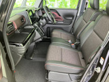 運転席からの視界は良好で、運転操作もスムーズ。快適なドライビングをサポートする空間です。細部までこだわった内装が魅力です。