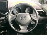 インテリアに合わせたデザインのステアリングは、運転される方のことも考え、運転しやすい形状、大きさです。是非一度、実際に触ってお確かめください。