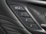 運転席のパワーシートは3名様分までメモリー機能付きです。