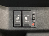 リアドアは乗り降りに便利な両側電動スライドドアです。また運転席に座っていながらスイッチ操作で自在にスライドドアを開け閉めできます。