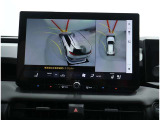 サイドクリアランスビュー表示中に、旋回時の運転操作に合わせて自動で車両を斜め後方から見たような映像を表示。