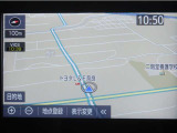 ナビ付きで、遠出や初めての道も安心。道に迷う心配が少なく、同乗者との会話や運転に集中出来ます。ご家族でのお出かけにも心強いポイントです。