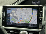 高精細な地図表示で、目的地までスムーズに案内。渋滞情報もリアルタイムで確認でき、効率的なルート選択が可能です。
