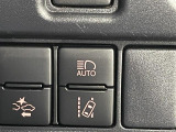 【AHB:オートマチックハイビーム】クルマに搭載されたシステムが、先行車や対向車の存在のほか周囲の明るさを検知し、ハイビームとロービームを自動で切り替える機能です。