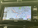 鮮明な地図表示で、目的地までスムーズに案内します。交通情報も表示され、渋滞を避けたルートを選択できます。安全で快適なドライブをサポートします。