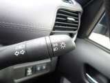 オートライト機能が装備されており暗い場所に入ると車両が検知しライトのON・OFFを自動的に切り替えてくれますので非常に便利な装備です♪