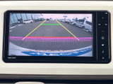 後方確認をサポートするモニターは、安全運転に欠かせません。狭い道や駐車時も安心です。運転支援機能が充実。