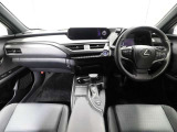 上質で落ち着いた印象のインパネ。視界も広々で運転しやすいです。