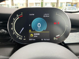 メーターパネルは視認性が高く、運転に必要な情報を分かりやすく表示します。