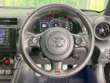 インテリアに合わせたデザインのステアリングは、運転される方のことも考え、運転しやすい形状、大きさです。是非一度、実際に触ってお確かめください。