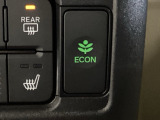 ECON モードをON にするとアクセルペダルの動きに対するエンジンの反応とエアコンの制御を切り換えることで、燃費のいい運転をするドライバーがペダルを踏んだ時と同じようにエンジンを制御します。