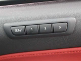 ポジションメモリー付シートです。シートやステアリング、ドアミラーの位置を記録しておくことが出来るのでご家族や複数の方で車を乗られる方には便利な機能です。