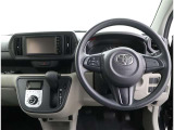 ☆シンプルながら機能性あふれる運転席周りです。 使いやすいスイッチ類の配置によりとても運転しやすいですよ。