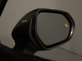 BSM(ブラインドスポットモニタ)!隣の車線を走る車両をレーダーで検知し、ドアミラーでは確認しにくい後側方エリアに存在する車両に加えて、急接近してくる車両も検知します。