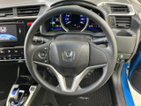 握りやすいステアリング形状で、快適なドライビングをサポート。操作性も高く、運転に集中できます。