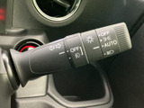 操作しやすい位置に配置されたウインカーレバー。直感的な操作感で、安全な車線変更をサポートします。運転中の操作もスムーズに行えます。
