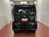 跳ね上げ式バックドアなので、雨天時の荷物の出し入れの際も濡れにくいです。