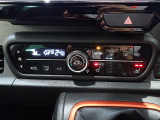 運転席からも手が届きやすく、操作しやすい空調コントロールパネル。オートエアコンなので操作の煩わしさが無くオールシーズン快適にドライブできます。快適空間で運転に集中できますね。