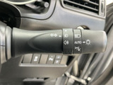 操作しやすいウインカーレバーは、安全な車線変更をサポートします。直感的な操作感で、運転に集中できます。夜間も視認しやすい設計です。