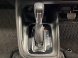 CVT車のセレクトレバーです。低速から高速まで、変速ショックのないスムーズな走りと、エンジン効率のよい領域を維持して燃費にも貢献します。