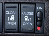 運転席からもスライドドアを楽々操作でスピーディーに!またスマートキーでも開閉できるので便利です。