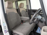 運転席のスペースはゆったりしていて、視界も広く確保されているので普段の運転からロングドライブまで快適です。