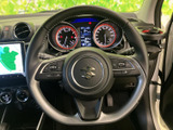 握りやすいステアリングデザインで、長時間の運転でも疲れにくい工夫が施されています。操作性も高く、快適なドライビングをサポートします。